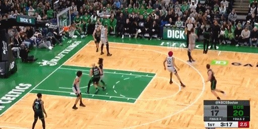 杏彩体育下载-瞄准镜还是高点好用！杰伦·布朗撤步迎着文班亚马超远三分再中